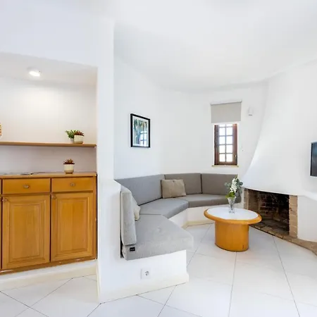 Modha Apartment *